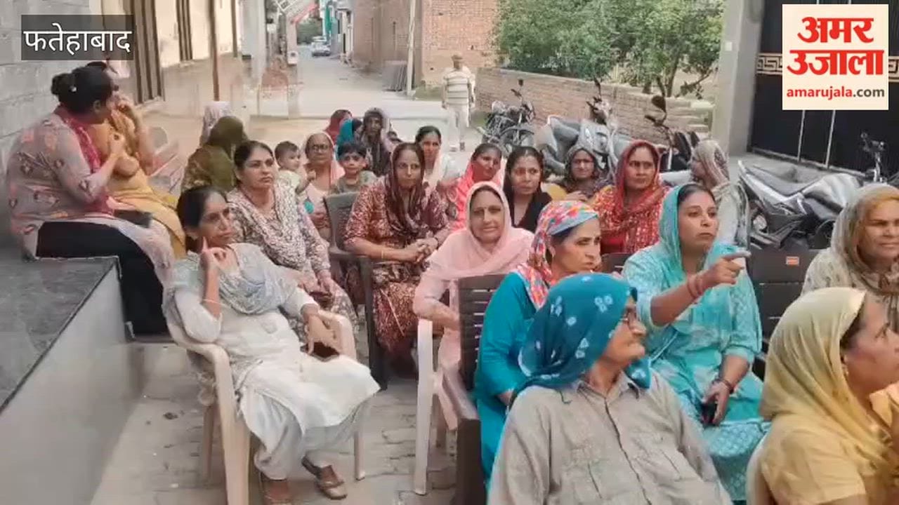 Protest against the opening of a beer bar in Krishna Colony, Tohana of Fatehabad; colony residents raised slogans