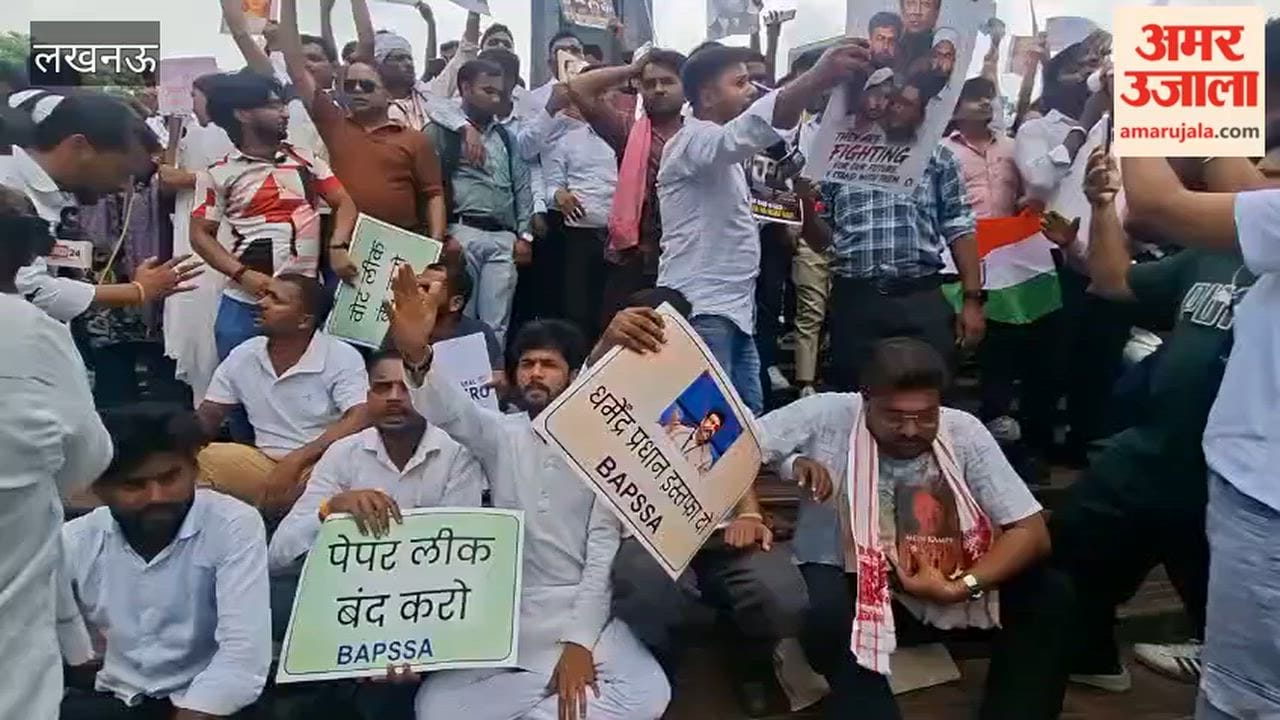 जंतर मंतर पर हो रहे धरना के समर्थन में लखनऊ के परिवर्तन चौक पर युवाओं ने किया प्रदर्शन
