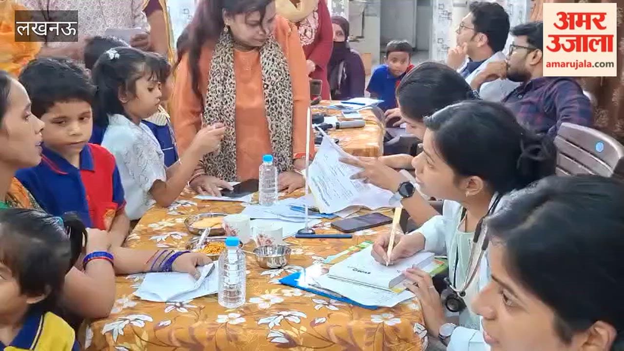लखनऊ सेंटर में स्वास्थ्य जांच शिविर का आयोजन, लोगों की जांच कर चिकित्सकों ने दी सलाह