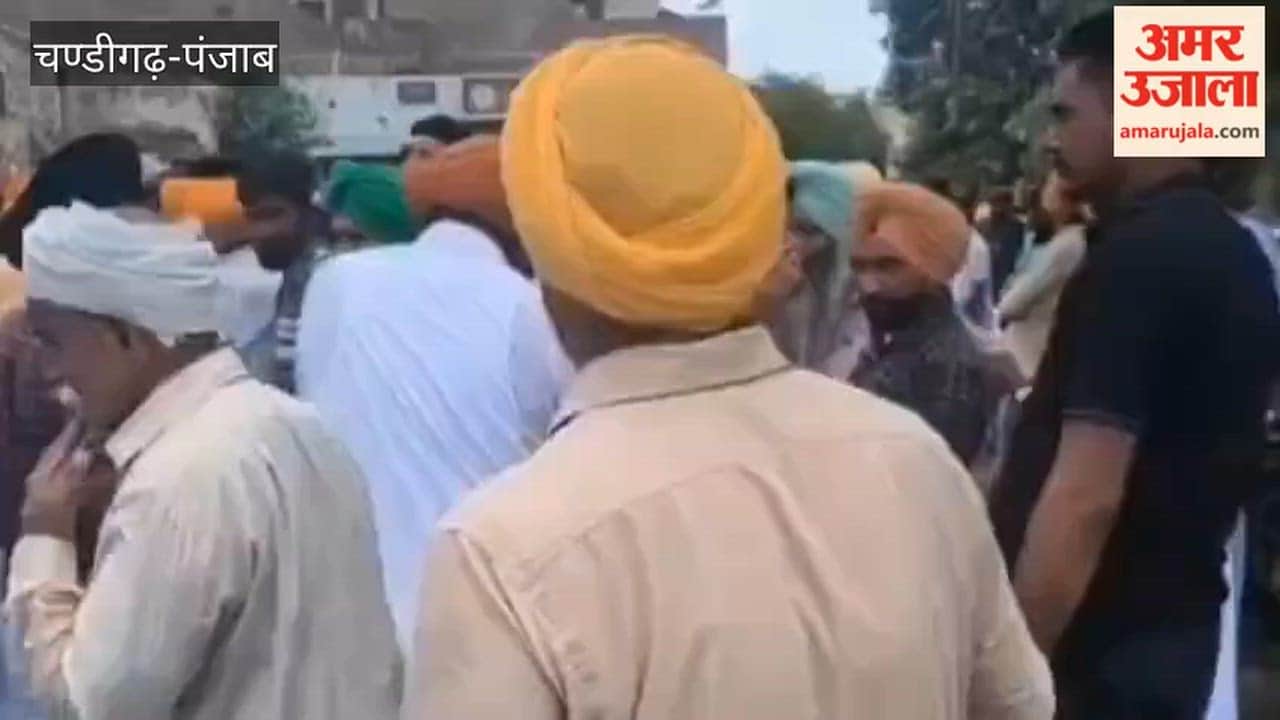 AAP protest against the NEET paper leak and the lathi-charge on students