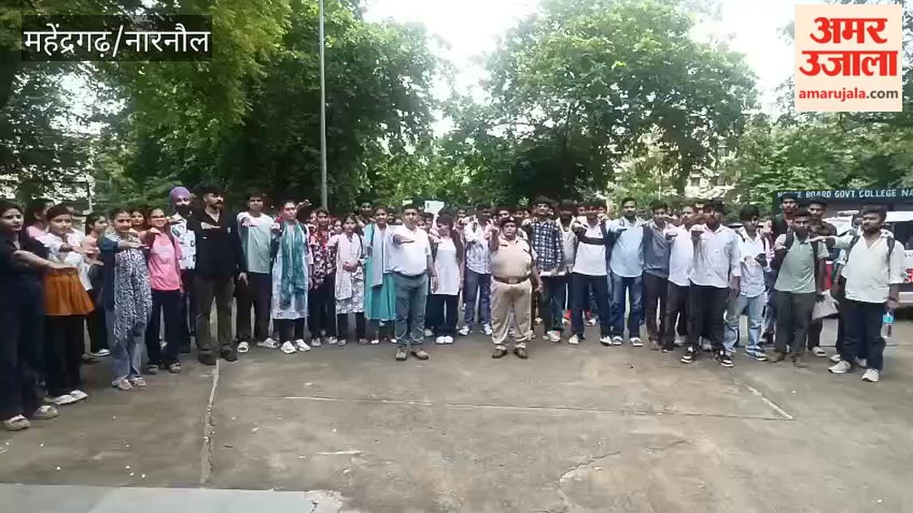 Anti-drug campaign at Government College, Narnaul; youth administered a pledge.