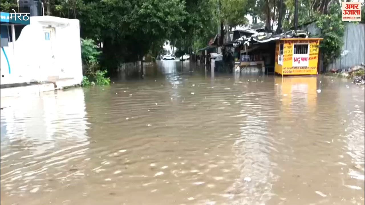 Meerut: Rainwater floods Garh Road; Municipal Corporation's claims exposed.