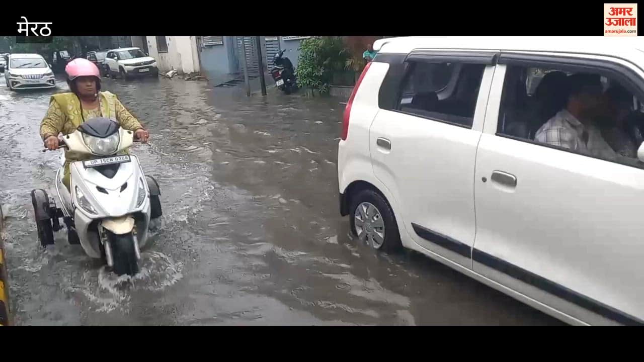Meerut: Problems caused by waterlogging in front of Shankar Ashram.