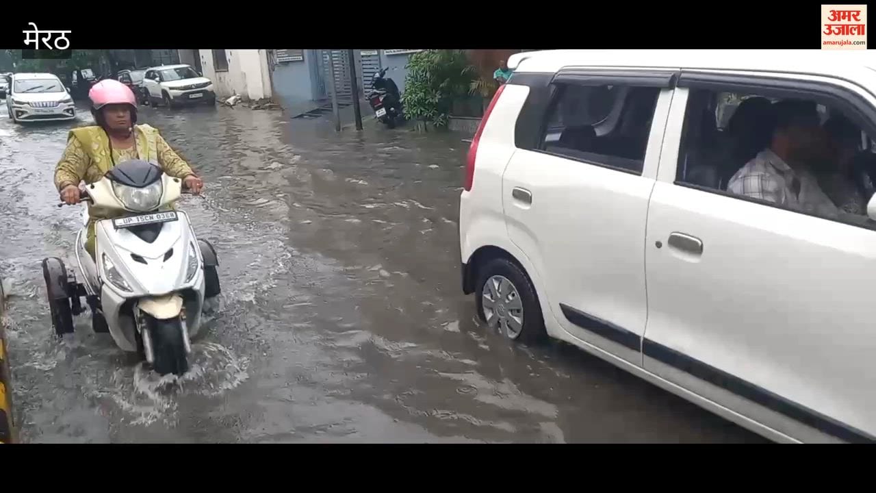 Meerut: Problems caused by waterlogging in front of Shankar Ashram.