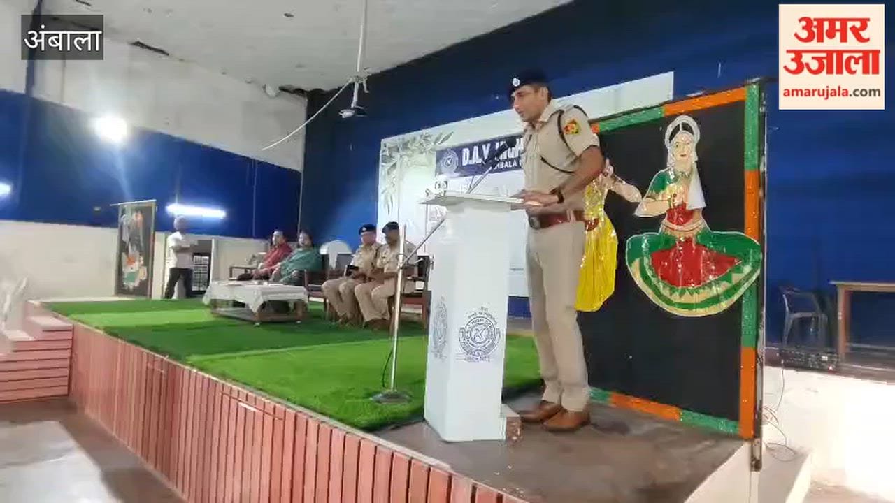 In Ambala, a DSP taught students about the law during a 'Police Pathshala' session.