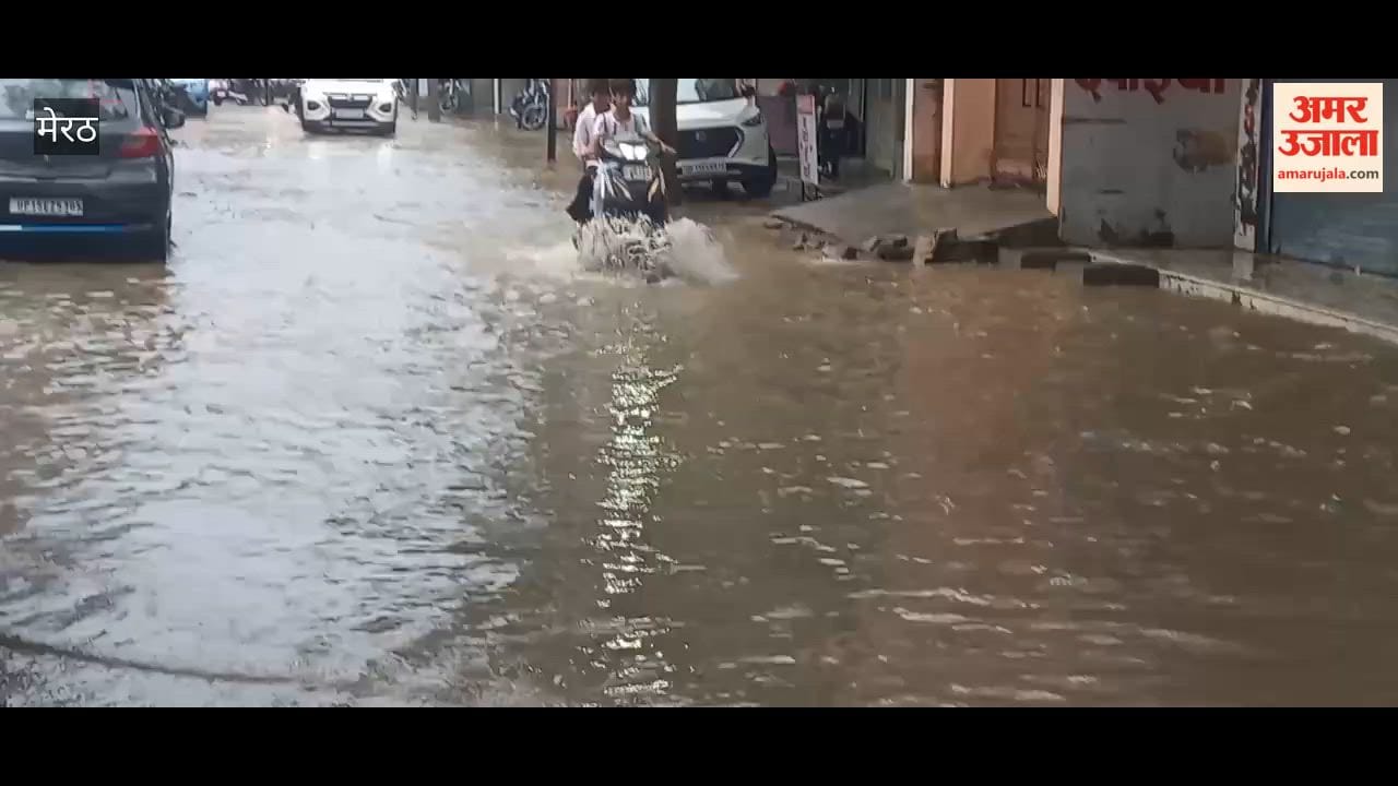 Meerut: Waterlogging in front of NAS College; schoolchildren struggled to pass through.