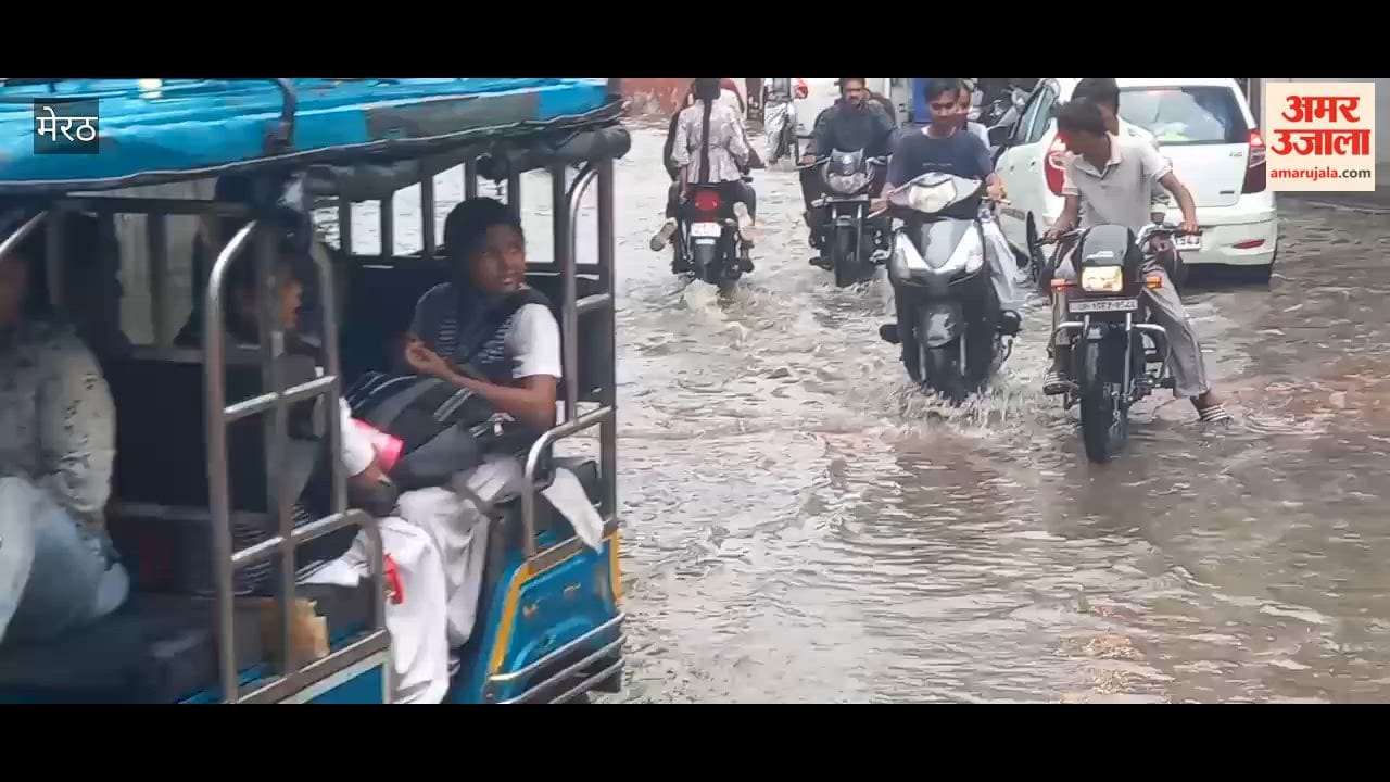 Meerut: School children reached home drenched in the rain.