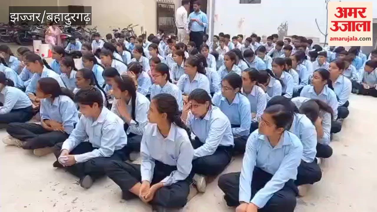 'Police Ki Pathshala' program organized by Amar Ujala in Jhajjar; students should focus on education and health: Virendra Singh.