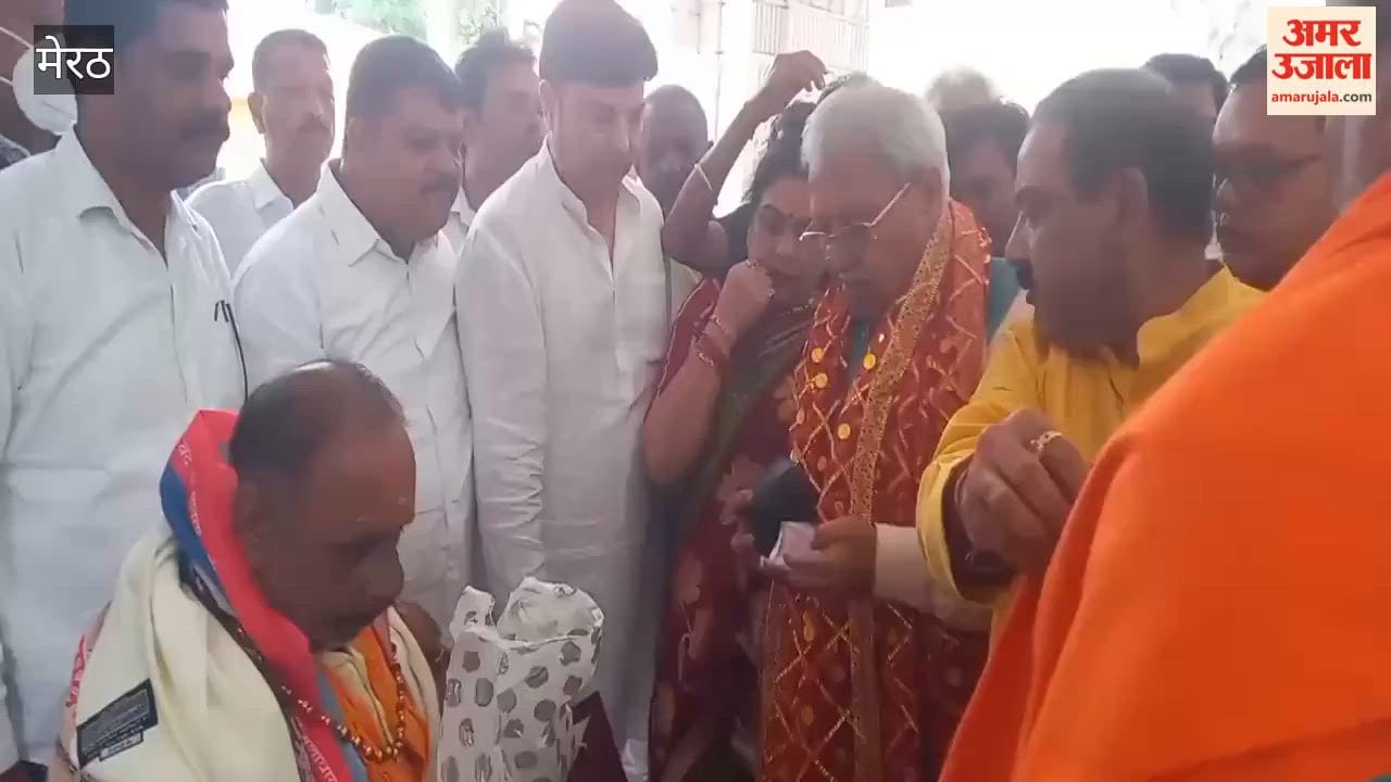 Priests Honoured at Baba Augharnath Temple on Guru Purnima, MP Laxmikant Vajpayee Attends