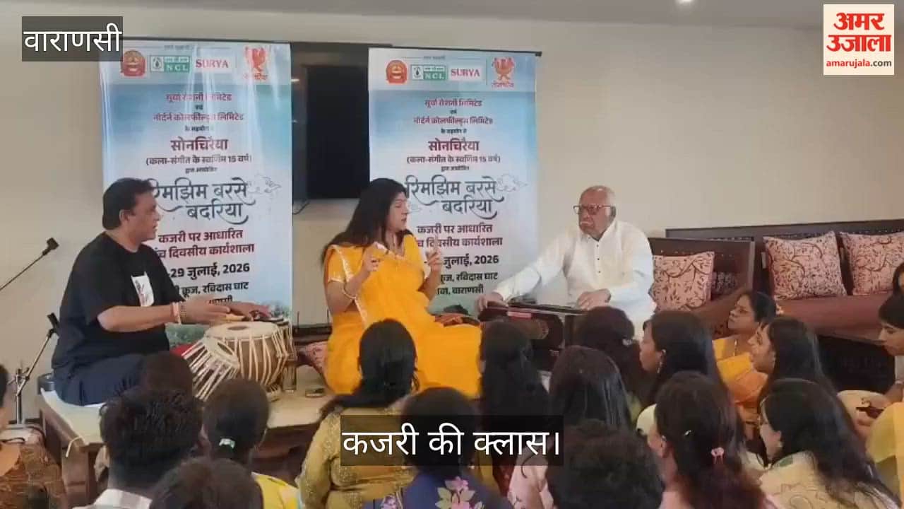 Malini Awashthi conducted Kajri class amidst waves of Ganges and gentle drizzle