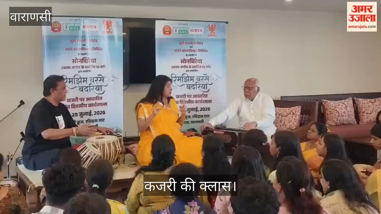 Malini Awashthi conducted Kajri class amidst waves of Ganges and gentle drizzle