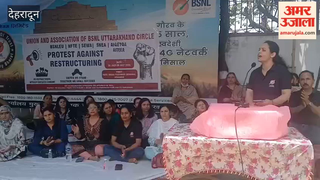 BSNL employees stage protest in Patel Nagar, present their demands