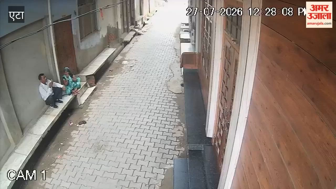 Tricks Woman into Handing Over Earrings Incident Caught on CCTV