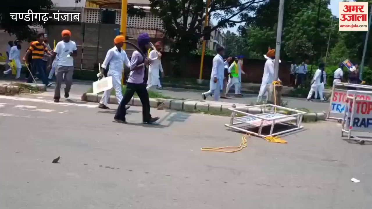 'Waris Punjab De' supporters enter Chandigarh, break through barricades.