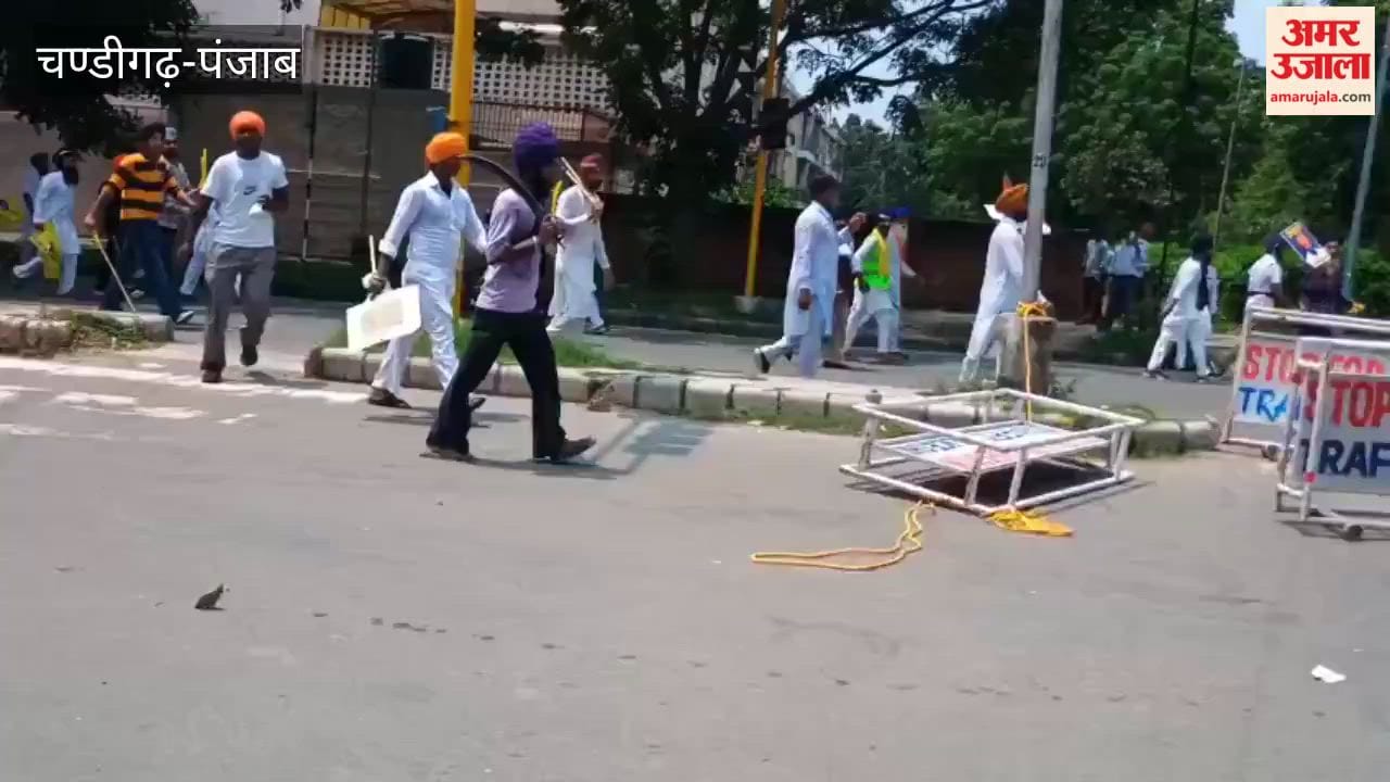 'Waris Punjab De' supporters enter Chandigarh, break through barricades.