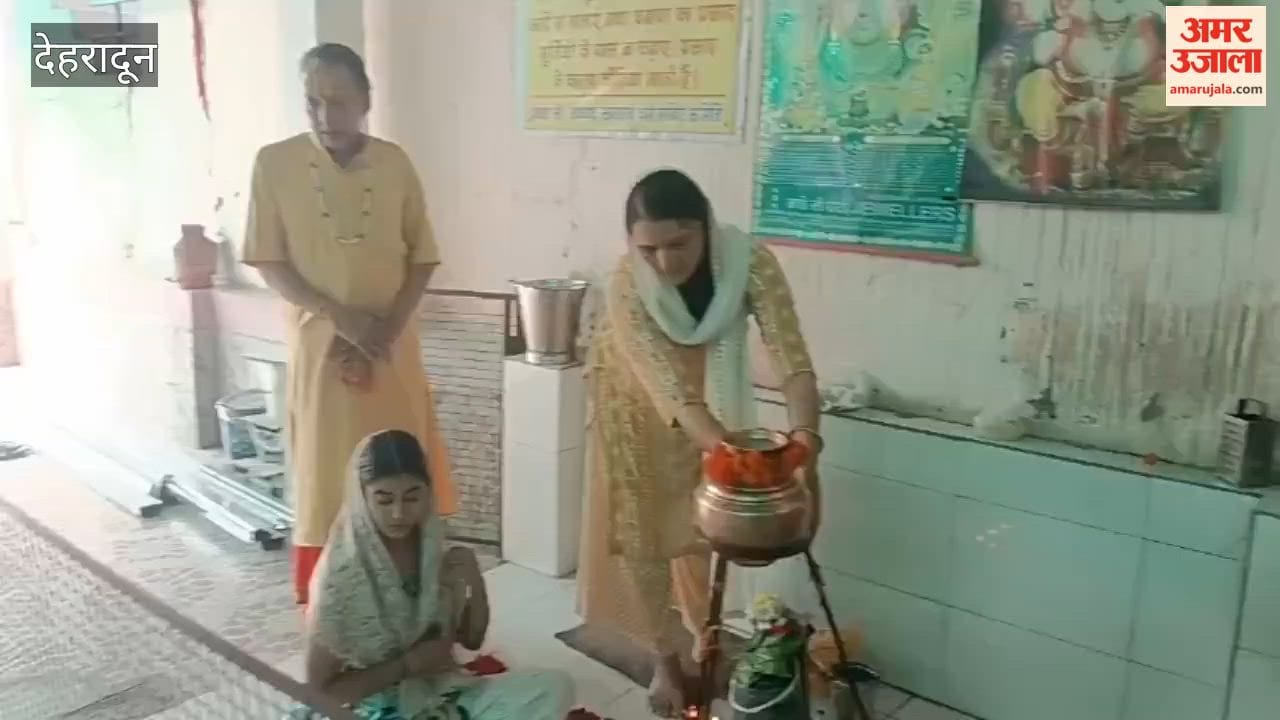 Dehradun:Shiva devotees performing Jalabhishek of Shivling at Durga Mata Temple in Banjarawala on the occasion of Sawan festival