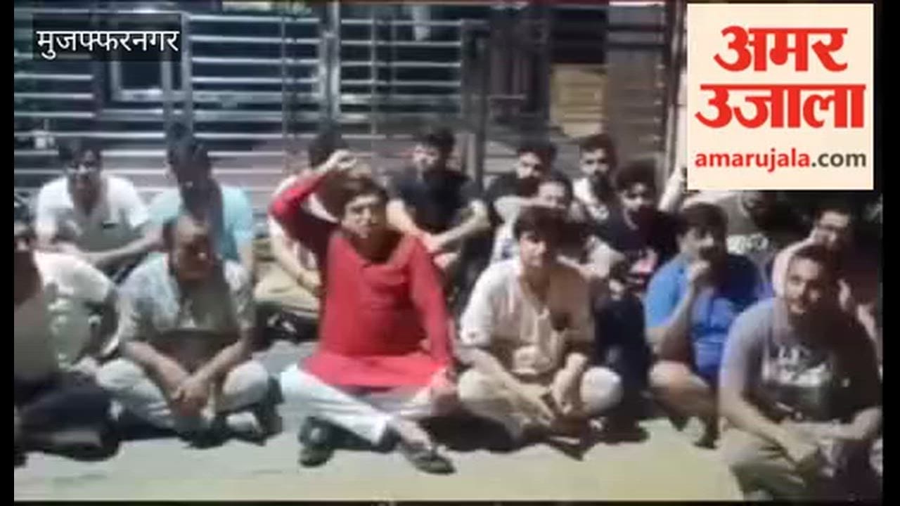 Muzaffarnagar: Doctor and supporters stage sit-in at Sanjeev Balyan's residence; allege hooliganism.