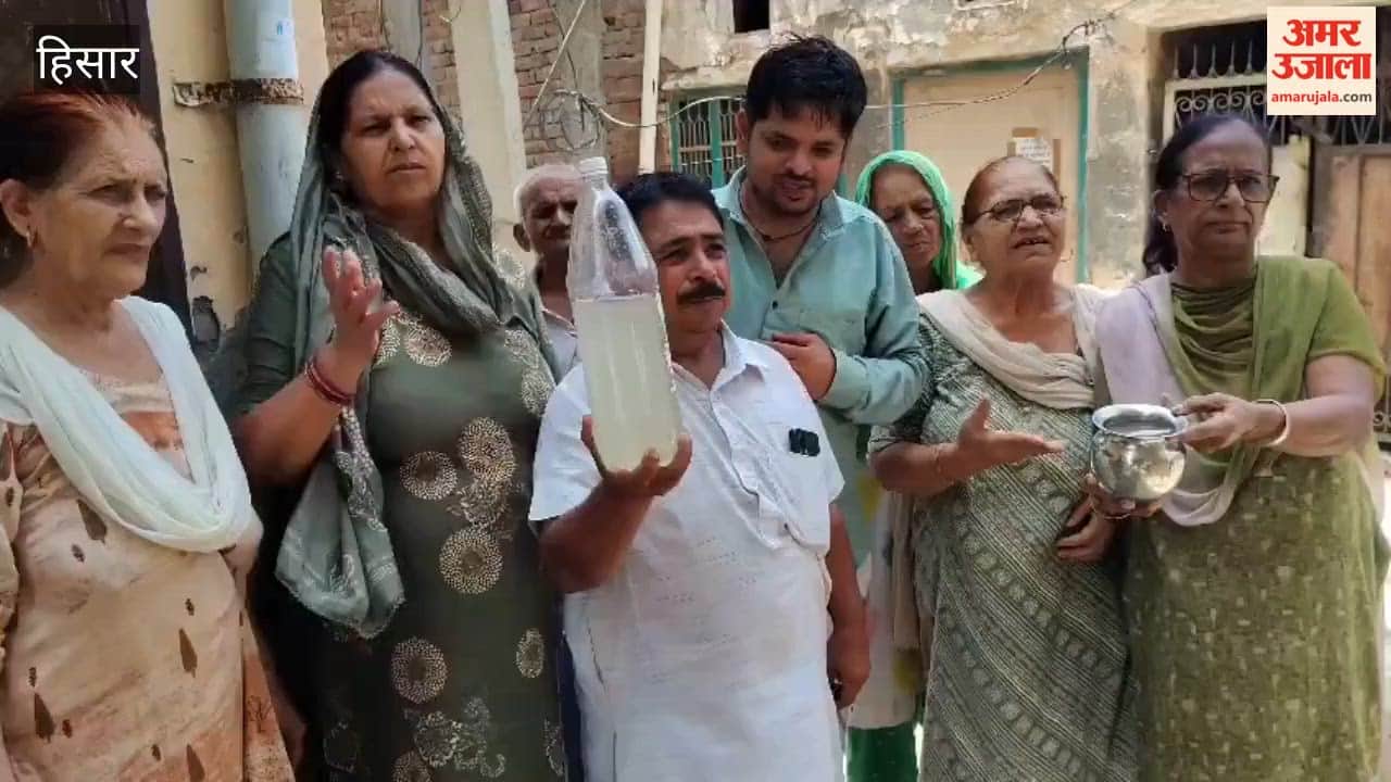 People staged a protest against the government and the administration over the drinking water crisis in Hansi.