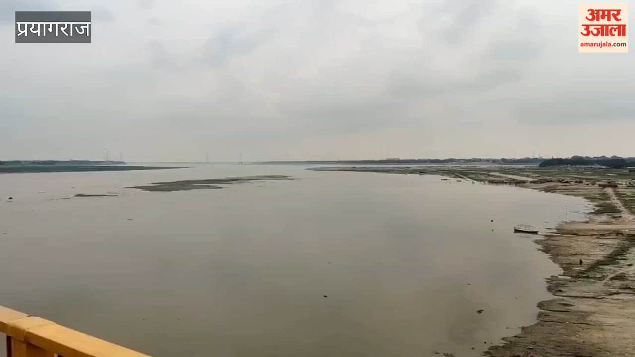 The water level of the Ganges is rising rapidly; *ghatiyas* (priests at the ghats) are busy looking for safe locations.