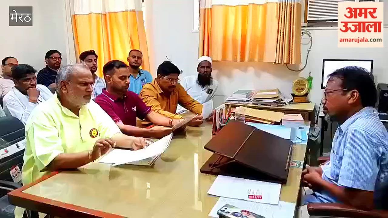 Meerut: Traders submitted a memorandum to the GST Joint Commissioner regarding their 12-point demands.