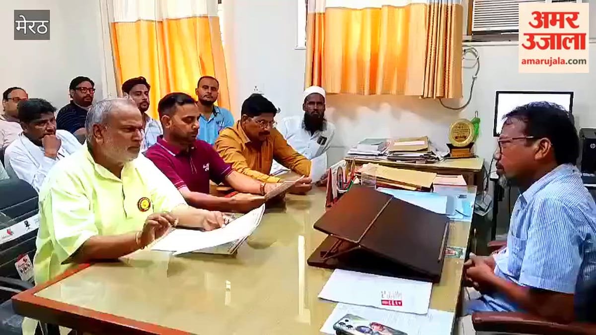 Meerut: व्यापारियों ने 12 सूत्रीय मांगों को लेकर जीएसटी जॉइंट कमिश्नर को दिया ज्ञापन