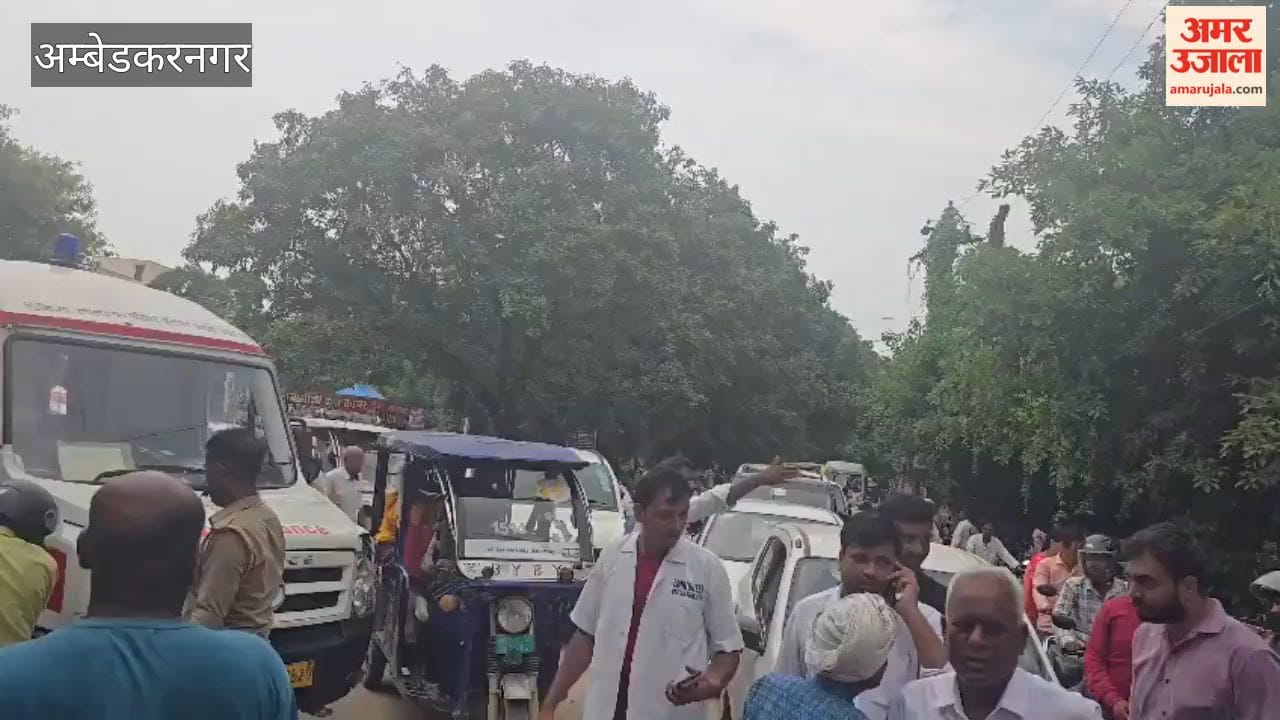 अंबेडकरनगर में आठ दिन से बंद जिला अस्पताल का मुख्य गेट, लगा जाम, कई एंबुलेंस भी फंसी