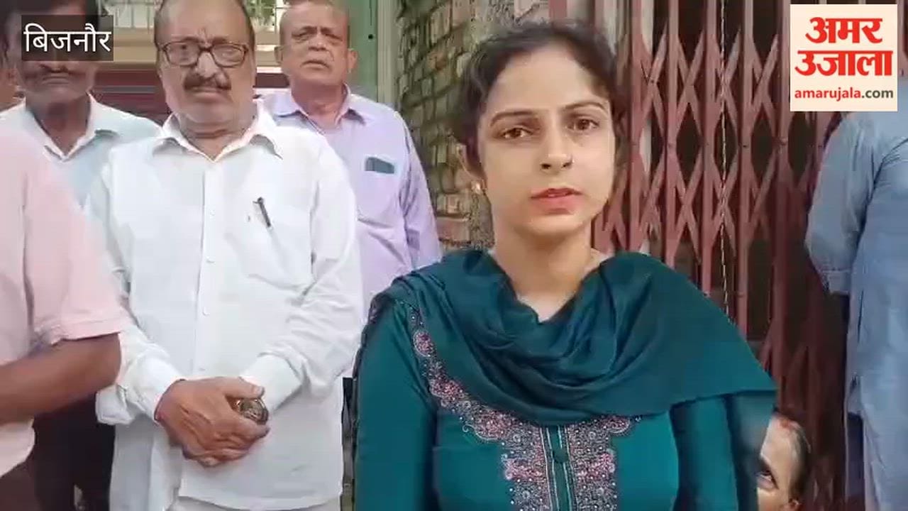 Bijnor: Sit-in protest begins in Dhampur over demand to vacate a shop.