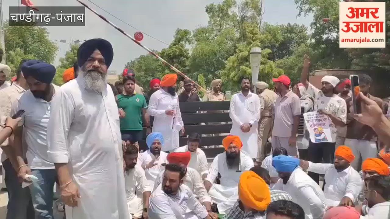SOI and Youth Akali Dal protest outside Baba Farid University over the pharmacy officer recruitment exam controversy.