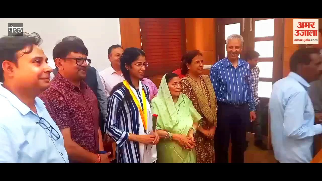 Meerut: Students honored upon receiving medals at the convocation ceremony.
