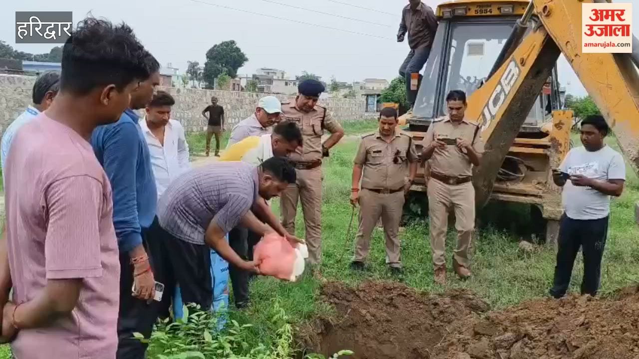 Haridwar: Joint operation by Shyampur Police and the Food Safety Department; raid on a fake paneer manufacturing unit.