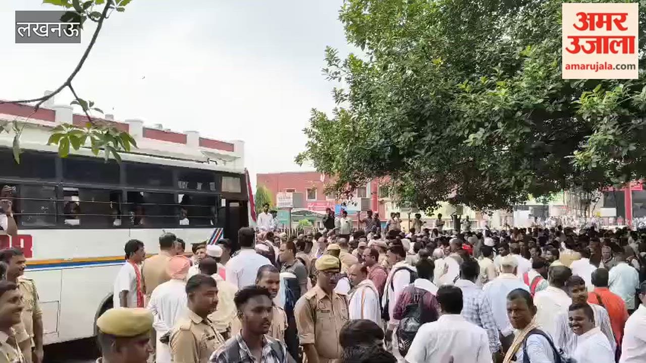 लखनऊ में कोटेदारों ने अपनी मांगों को लेकर चारबाग रेलवे स्टेशन से शुरू किया पैदल मार्च