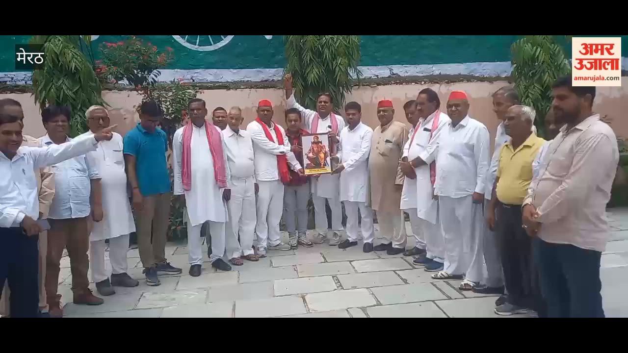 Meerut: SP Workers Celebrate Daksh Prajapati Jayanti at Party Office