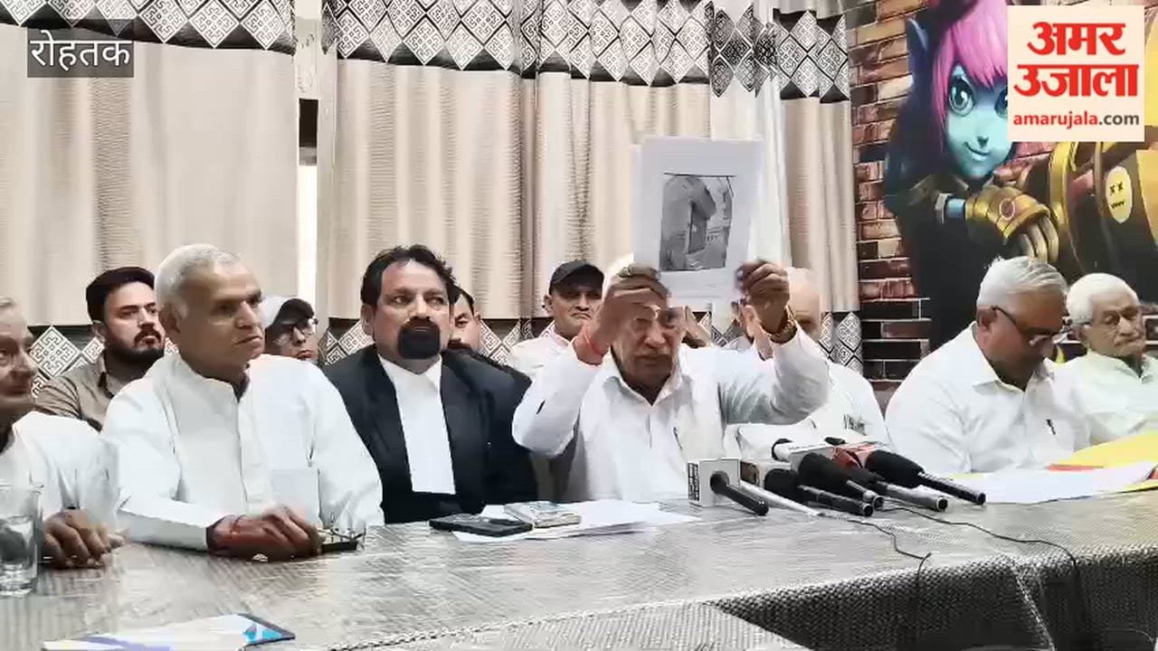 Members of the Gaur organization in Rohtak raised their voices demanding action against a retired principal.