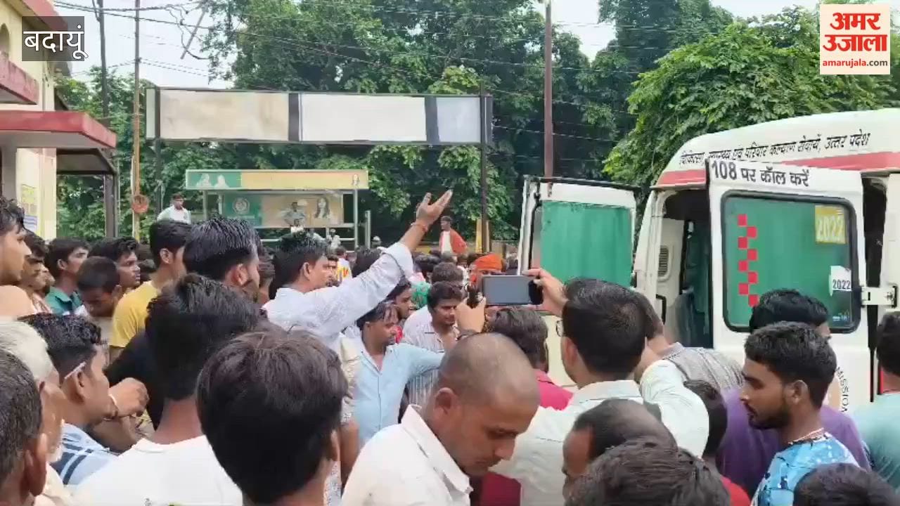 Tempo overturns on Kachhla-Shahbad road in Badaun