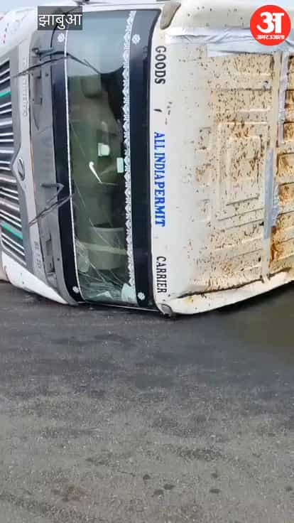 Diesel Tanker Overturns on Delhi–Mumbai Expressway; Diesel Spills Across Road, Crowd Gathers to Collect It
