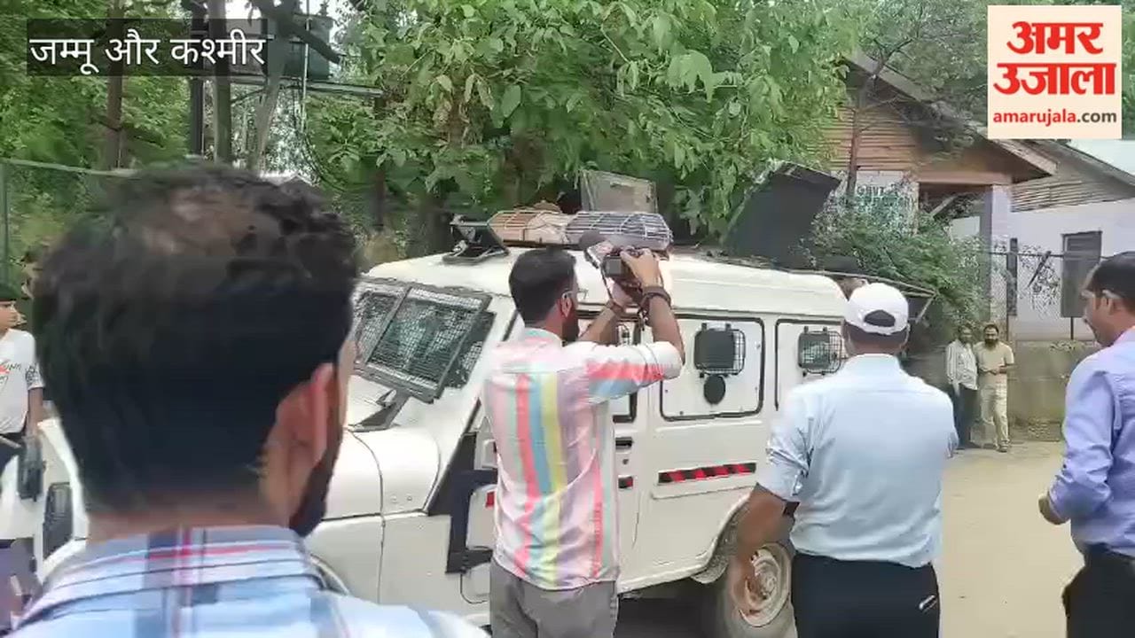 Former Chief Minister Mehbooba Mufti Visits Lalpora Beerwah, Meets Family of Martyred Policeman Ashiq Hussain