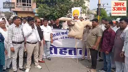 Sanitation workers staged a protest and burned effigies of Punjab CM Bhagwant Mann and Kejriwal.