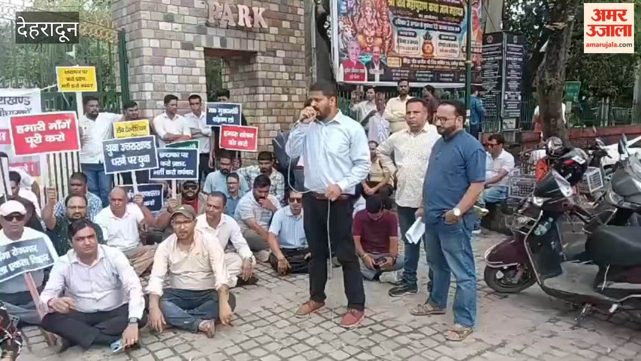 Dehradun:Medical lab technologists protest demanding employment; preparing to march to the CM's residence