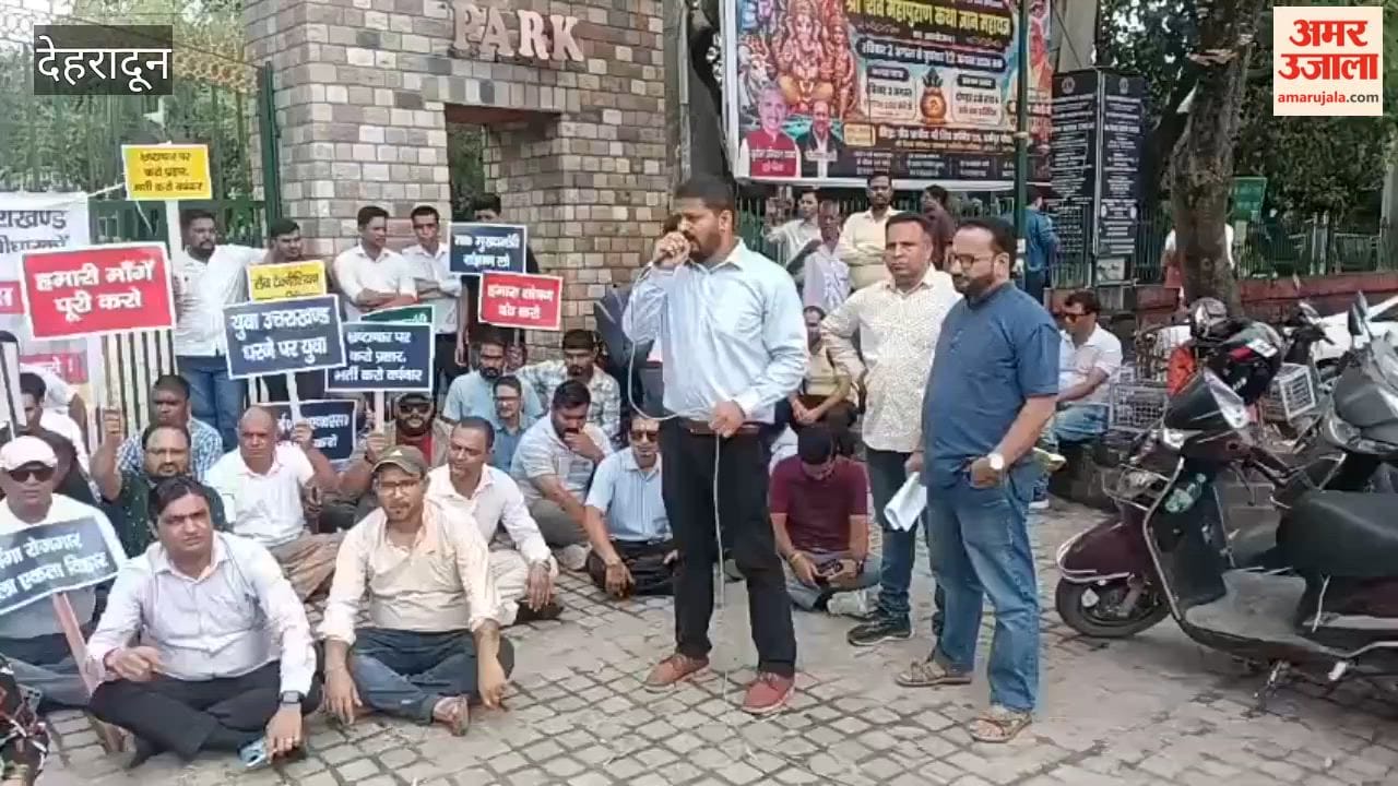 Dehradun:Medical lab technologists protest demanding employment; preparing to march to the CM's residence