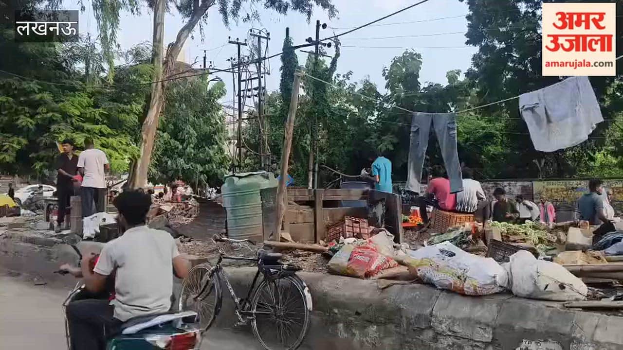 लखनऊ के गुडंबा क्षेत्र में नगर निगम की कार्रवाई बेअसर, चार नंबर चौराहा के डिवाइडर पर फिर सजी दुकानें