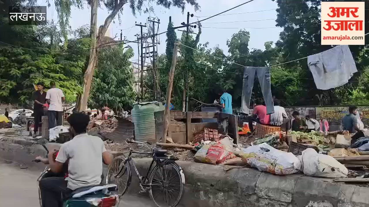 लखनऊ के गुडंबा क्षेत्र में नगर निगम की कार्रवाई बेअसर, चार नंबर चौराहा के डिवाइडर पर फिर सजी दुकानें