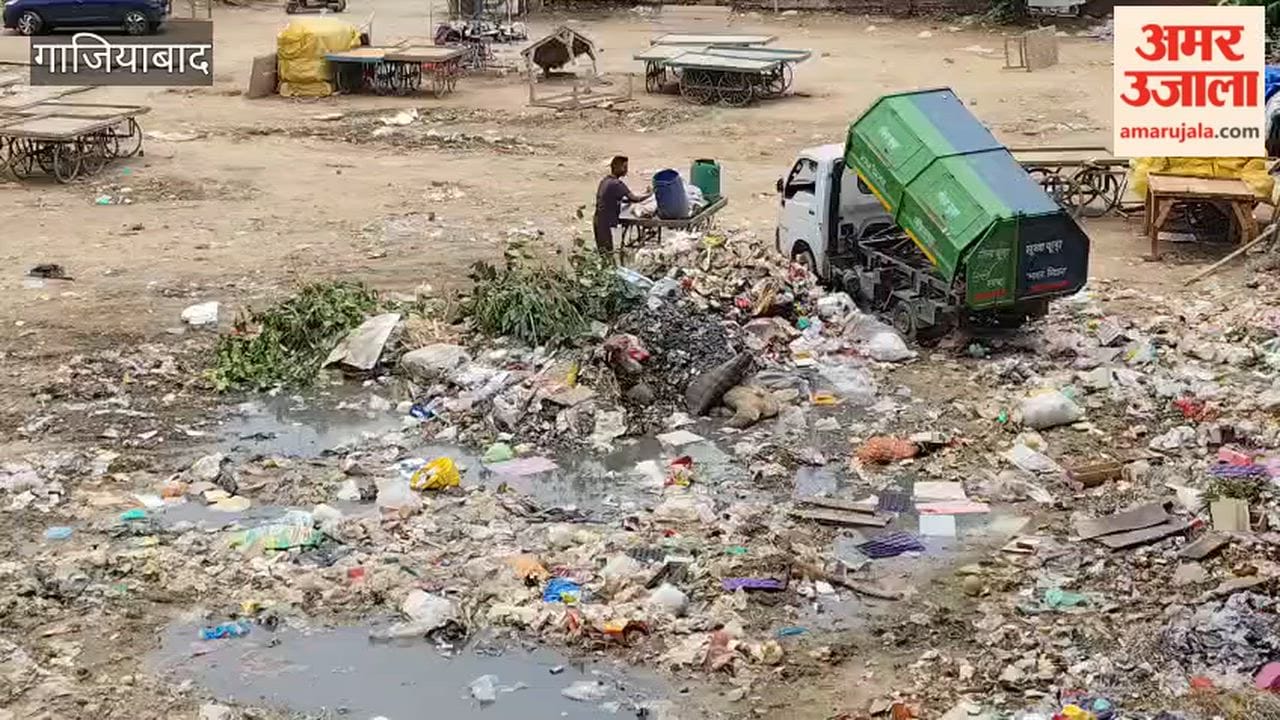 Garbage being dumped from a municipal vehicle in Ghaziabad's Lajpat Nagar.