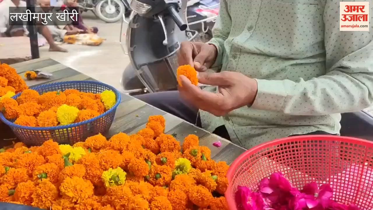 मंदिर में जलाभिषेक करते भक्त