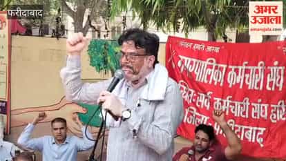 Municipal Corporation employees continue their protest outside the Municipal Corporation headquarters in Faridabad for the second consecutive day.