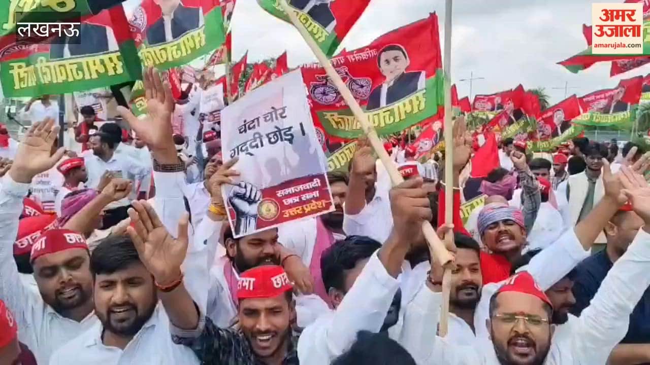 लखनऊ के 1090 चौराहे पर सपाइयों ने सरकार के खिलाफ की नारेबाजी