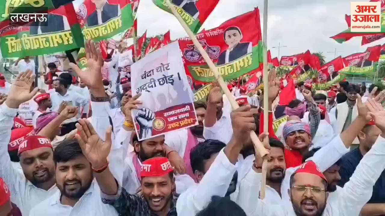 लखनऊ के 1090 चौराहे पर सपाइयों ने सरकार के खिलाफ की नारेबाजी