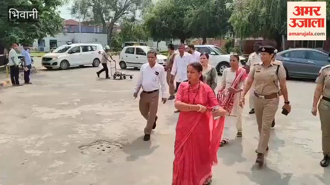 Meena Parmar, Vice-Chairperson of the Women's Commission, took stock of the working conditions of women employed at a textile mill in Bhiwani.
