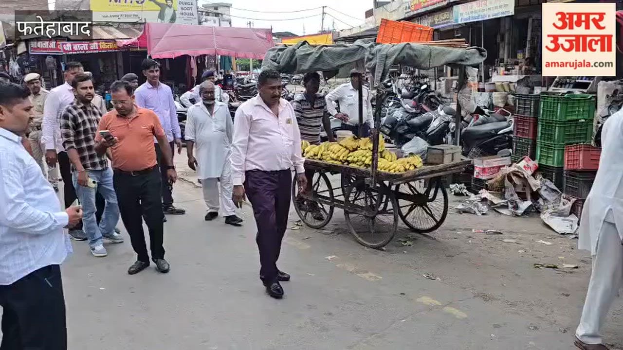 Operators clashed with the Traffic SHO and the Municipal Council SI who had arrived to have street carts removed from Hans Market in Fatehabad.