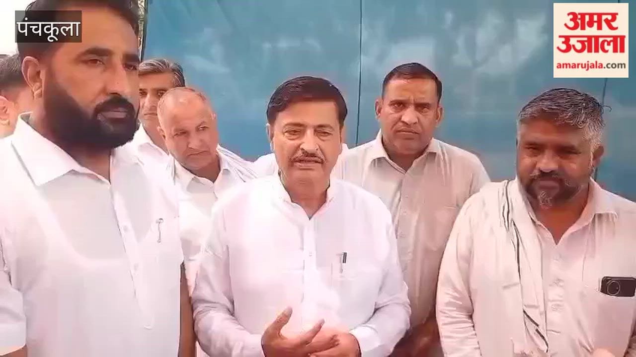 Rajesh Thakural, Chairman of the State Traders' Association, listened to the grievances of traders and commission agents at the Barwala grain market.