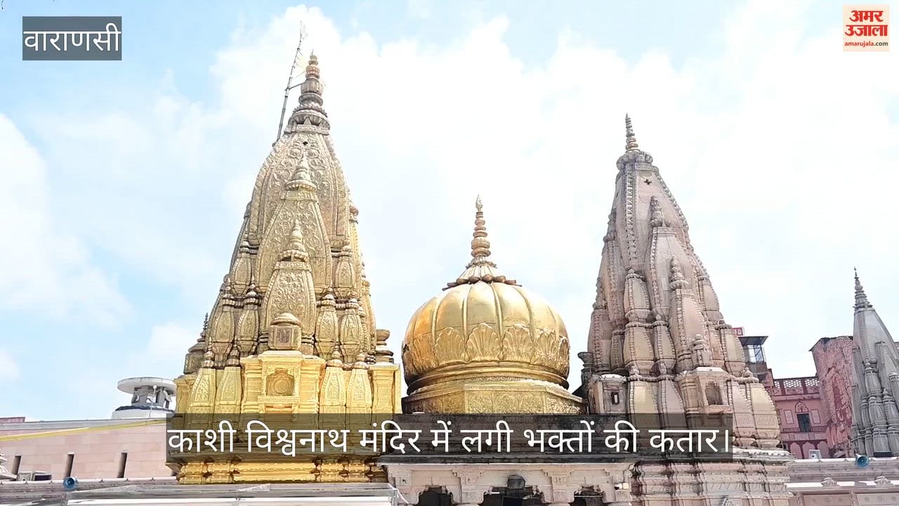 Queue of devotees at Kashi Vishwanath Temple in varanasi